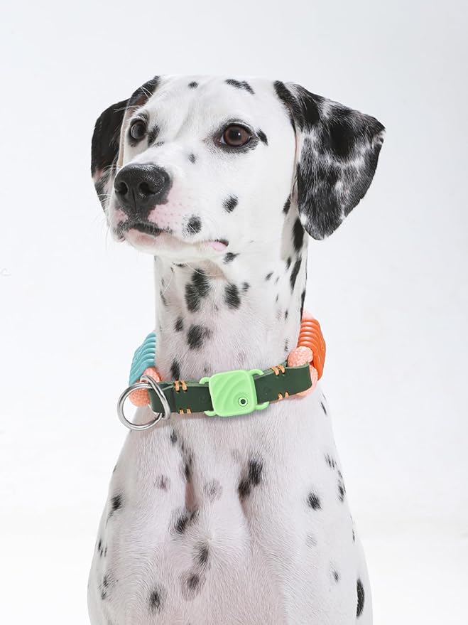 Silicone Case for UGREEN Tracker Tags, Pet Collar Cover, Luminous. | 1 Pack Soft silicone cover protects tracker tags from scratches and drops while providing a secure fit for pet collars.