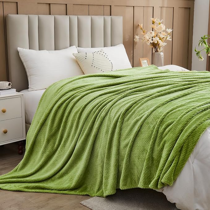 NEWCOSPLAY Fleece Leaves Pattern Throw Blanket, Green, 50"x60" | Super Soft Throw Blanket, Lightweight Cozy Bed Sofa Blanket, Premium Silky Flannel Fleece, Travel Blanket for All Season Use