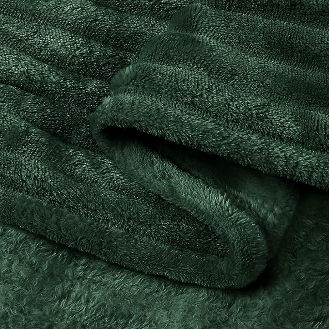 BEDELITE 3D Ribbed Emerald Green Fleece Twin Blanket for Bed, 60x80 Inch | Soft Warm Decorative Fluffy Blanket, Cozy Plush Lightweight Fuzzy Throw Blanket for Couch Sofa Room Decor, Gift for Women