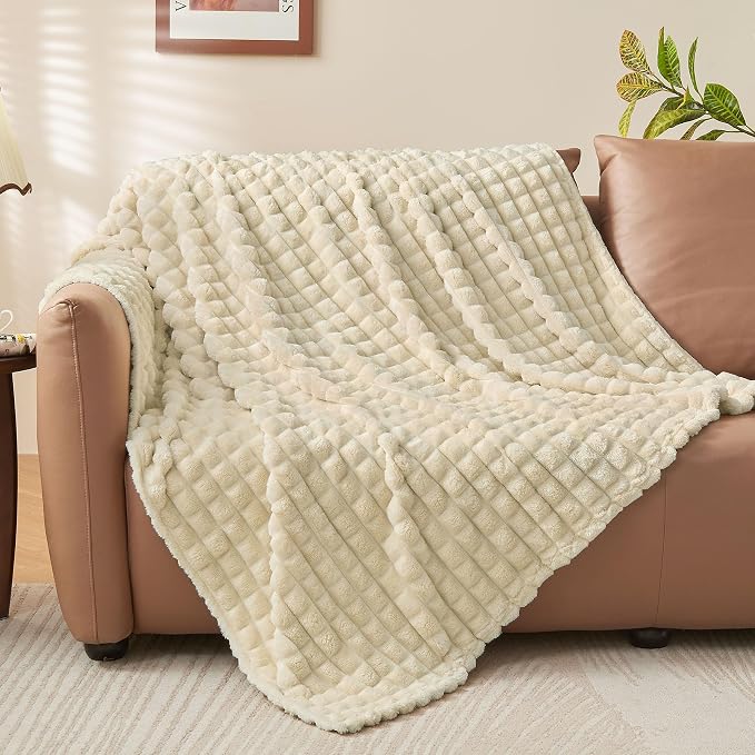 BEDELITE 3D Checked Beige Fleece Twin Throw Blanket for Bed, 60x80 Inch | Soft Warm Fuzzy Fluffy Blanket for Couch Sofa, Lightweight Plush Cozy Throws for Home Room Decor, Gift for Women, All Season