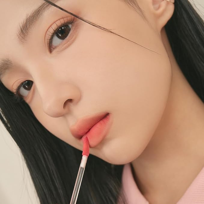 rom&nd BLUR FUDGE TINT | K-Beauty Matte Lipstick | Long-Lasting, Velvety Finish | Blurs Lip Lines & Moisturizes | Versatile Lip & Cheek Color | 15 BERRY FIZZ
