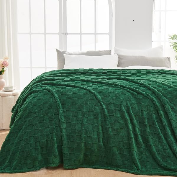 NEWCOSPLAY 3D Checkered Flannel King Blanket, Dark Green, 90"x110" | Super Soft Cute Lightweight Decorative Premium Silky Fleece Blanket for Couch Sofa Bed, Gift for Women Men, All Season Use