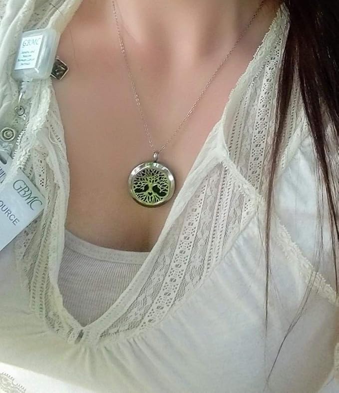 Aromatherapy Essential Oil Diffuser Necklace Stainless Steel lnspirational Locket Pendant（Love Cat）
