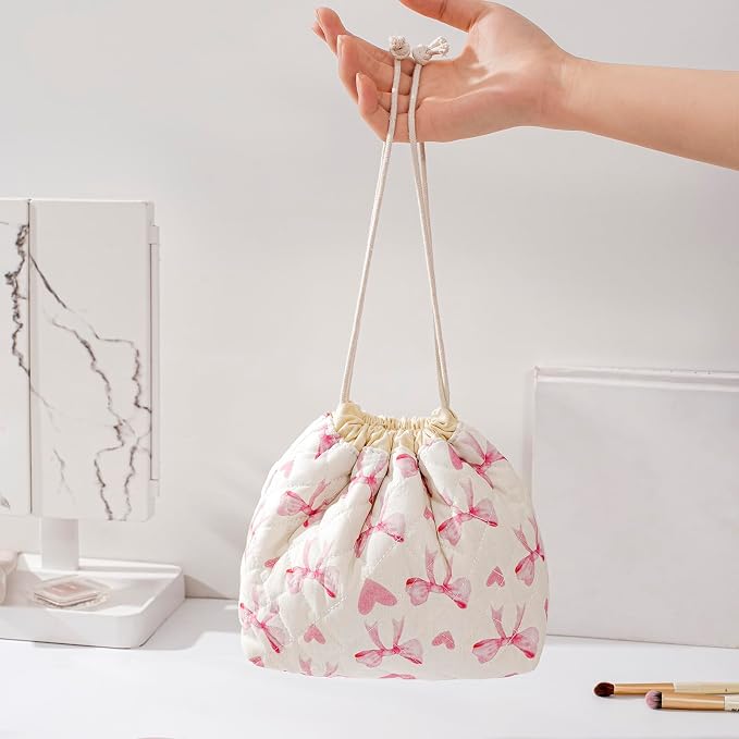 uekeboag Cotton Quilted Drawstring Makeup Bag with Canvas Lining,Coquette Aesthetic Cute Travel Toiletry Bag,Drawstring Gift Bag for Women and Girls（14Heart Bow）