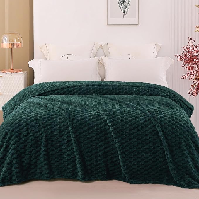 Exclusivo Mezcla 3D Fleece King Size Blanket for Bed, Forest Green | Extra Soft Fuzzy Plush Lightweight Bed Blankets, Cozy Fluffy Decorative Blankets for All Seasons, 90x104 Inches