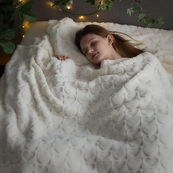 NEWCOSPLAY 3D Heart Checkered Flannel King Blanket, Off White, 90"x110" | Super Soft Cute Lightweight Decorative Premium Silky Fleece Blanket for Couch Sofa Bed, Gift for Women Men, All Season Use