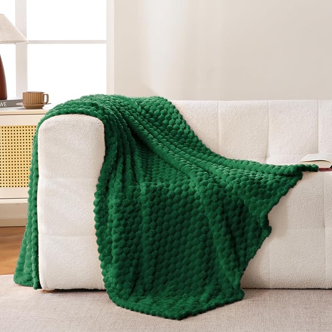Bnuitland Dark Green Flannel Throw Blanket (50X70 inches), 300 GSM Fleece Cozy Warm Soft Home Decor Lightweight Bed Sofa Blanket for Adults, Suitable for All Seasons.