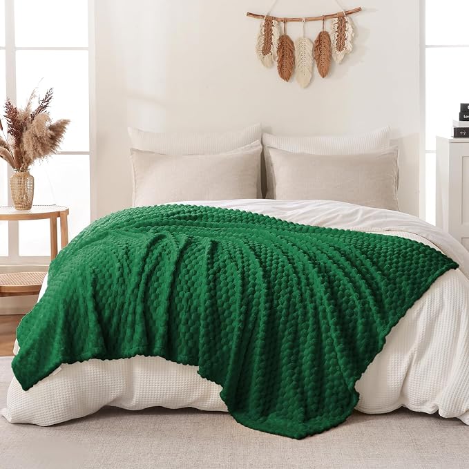 Bnuitland Dark Green Flannel Throw Blanket (50X70 inches), 300 GSM Fleece Cozy Warm Soft Home Decor Lightweight Bed Sofa Blanket for Adults, Suitable for All Seasons.