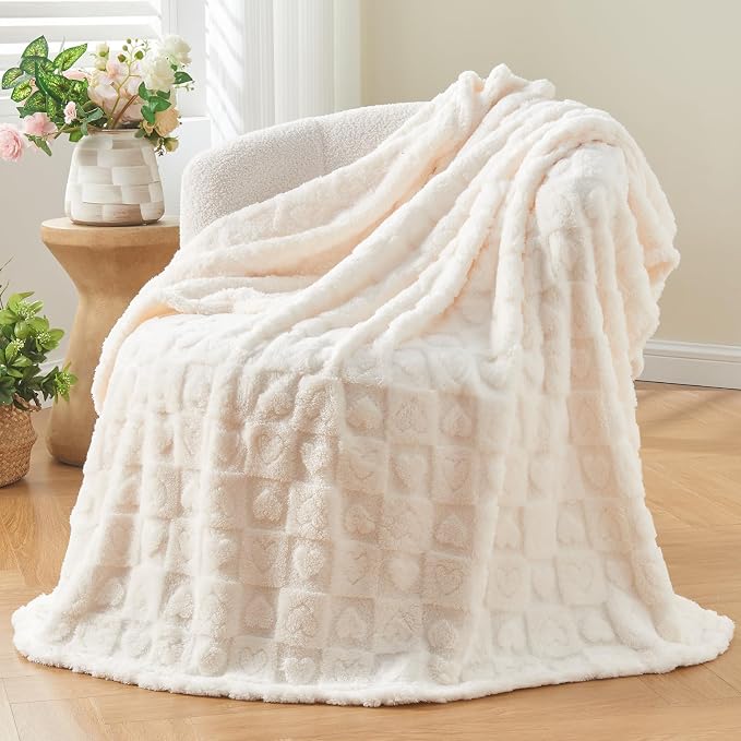 NEWCOSPLAY 3D Heart Checkered Flannel Throw Blanket, Ivory Heart, 50"x70" | Super Soft Cute Lightweight Decorative Premium Silky Fleece Blanket for Couch Sofa Bed, Gift for Women Men, All Season Use