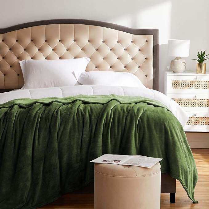 KMUSET Super Soft Throw Blanket Premium Silky Flannel Fleece Twin Size Green Microfiber Lightweight Blanket All Season Use,60X80 inches