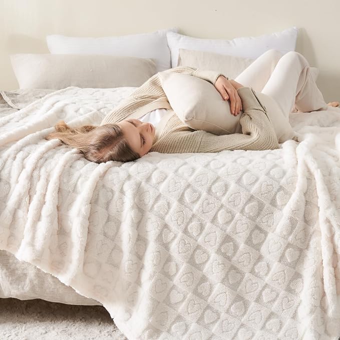 NEWCOSPLAY 3D Heart Checkered Flannel Queen Blanket, Ivory Heart, 90"x90" | Super Soft Cute Lightweight Decorative Premium Silky Fleece Blanket for Couch Sofa Bed, Gift for Women Men, All Season Use