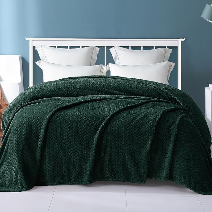 Exclusivo Mezcla Soft Fleece Bed Blanket King Size, 90”x104”, Forest Green | Cozy Fluffy Lightweight Blankets for Summer, Decorative Plush Flannel Throws for Living room, Bedroom with Leaves Pattern