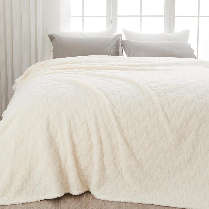 NEWCOSPLAY 3D Heart Checkered Flannel King Blanket, Off White, 90"x110" | Super Soft Cute Lightweight Decorative Premium Silky Fleece Blanket for Couch Sofa Bed, Gift for Women Men, All Season Use