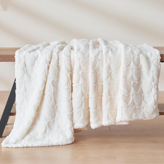 NEWCOSPLAY 3D Heart Checkered Flannel Throw Blanket, Off White, 50"x70" | Super Soft Cute Lightweight Decorative Premium Silky Fleece Blanket for Couch Sofa Bed, Gift for Women Men, All Season Use