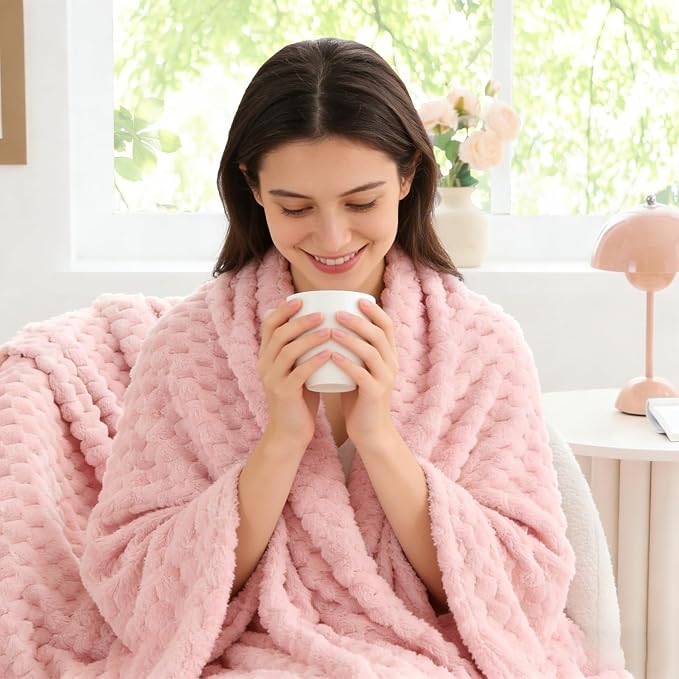BEDELITE Pink Large Throw Blanket for Couch, Cozy Gifts for Women, 50 * 70 | 3D Jacquard Decorative Fleece Blanket, Super Soft Plush Throws, Cute Birthday Gift for Women & Men, Suitable for All Seasons