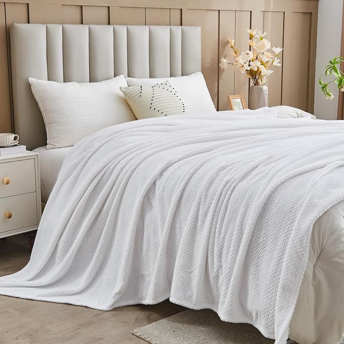NEWCOSPLAY Fleece Leaves Pattern King Blanket, White, 90"x110" | Super Soft Throw Blanket, Lightweight Cozy Bed Sofa Blanket, Premium Silky Flannel Fleece, Travel Blanket for All Season Use