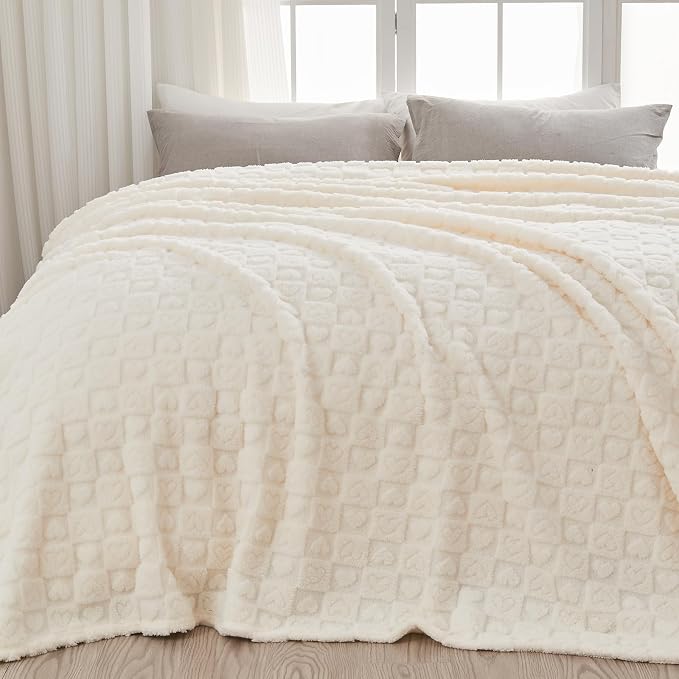 NEWCOSPLAY 3D Heart Checkered Flannel Queen Blanket, Ivory Heart, 90"x90" | Super Soft Cute Lightweight Decorative Premium Silky Fleece Blanket for Couch Sofa Bed, Gift for Women Men, All Season Use