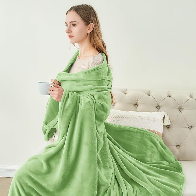 BEDELITE Fleece Blanket Soft Plush Queen Bed Blanket Grass Green 90"x90" | Ultra Soft Fleece, Plush Microfiber, Lightweight Warmth, All Season Comfort, Fade Resistant, Machine Washable,Perfect for Bed