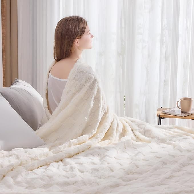NEWCOSPLAY 3D Checkered Flannel King Blanket, Ivory Checkered, 90"x110" | Super Soft Cute Lightweight Decorative Premium Silky Fleece Blanket for Couch Sofa Bed, Gift for Women Men, All Season Use