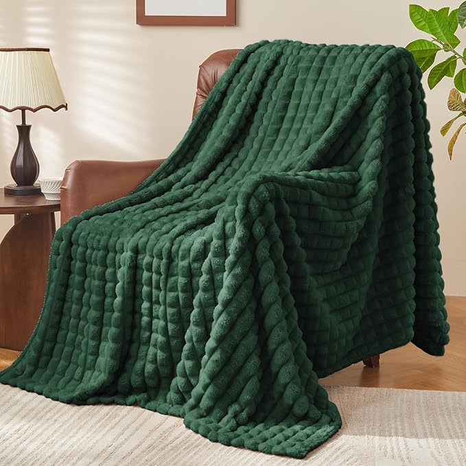 BEDELITE Emerald Green Fleece Twin Throw Blanket for Bed, 60x80 Inch | Soft Warm Fuzzy Fluffy Blanket for Couch Sofa, Lightweight Plush Cozy Throws for Home Room Decor, Gift for Women, All Season