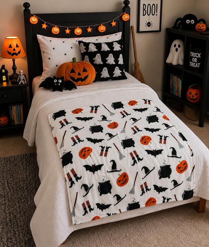 Halloween Cute Witch Fleece Throw Blanket, JackOLantern Bats, 50x60 | Soft velvet fleece throw blanket with witches hat, Jack O Lantern, and black bats design - Perfect for Halloween décor