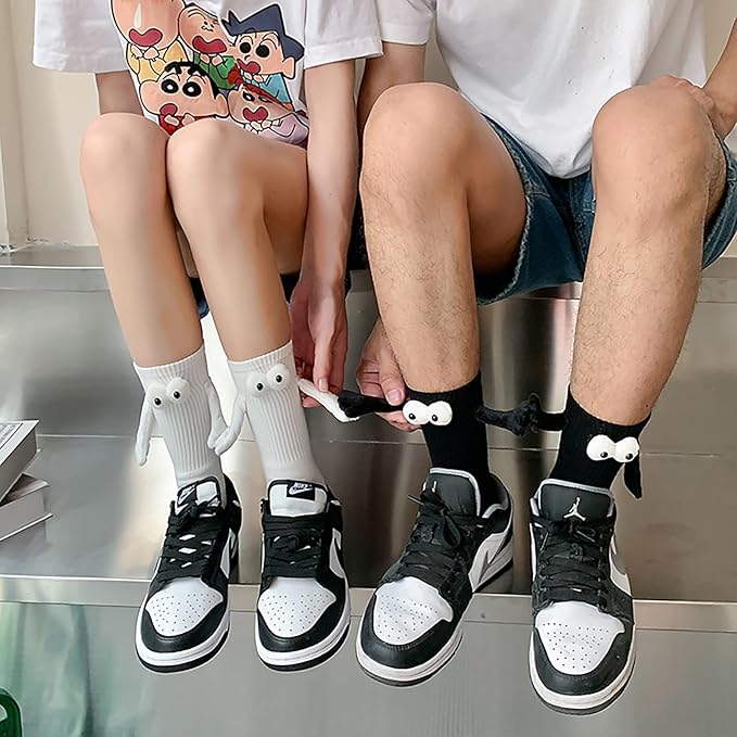 2 Pairs Magnetic Holding Hands Socks - Funny Gifts for Women & Men, Teens, Couples, Friends