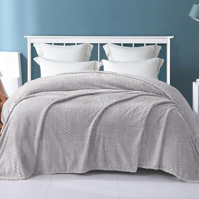 Exclusivo Mezcla Soft Fleece Bed Blanket King Size, 90”x104”, Light Grey | Cozy Fluffy Lightweight Blankets for Summer, Decorative Plush Flannel Throws for Living room, Bedroom with Leaves Pattern