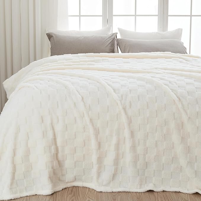 NEWCOSPLAY 3D Checkered Flannel King Blanket, Ivory Checkered, 90"x110" | Super Soft Cute Lightweight Decorative Premium Silky Fleece Blanket for Couch Sofa Bed, Gift for Women Men, All Season Use