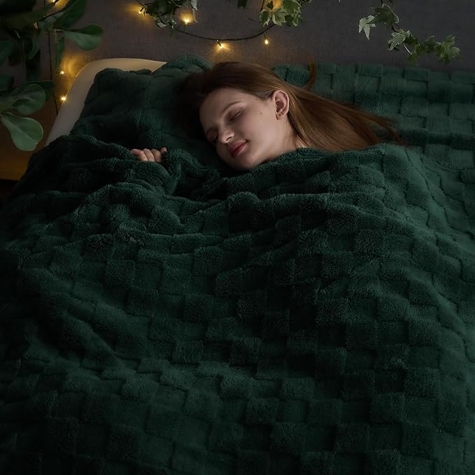 NEWCOSPLAY 3D Checkered Flannel King Blanket, Dark Green, 90"x110" | Super Soft Cute Lightweight Decorative Premium Silky Fleece Blanket for Couch Sofa Bed, Gift for Women Men, All Season Use