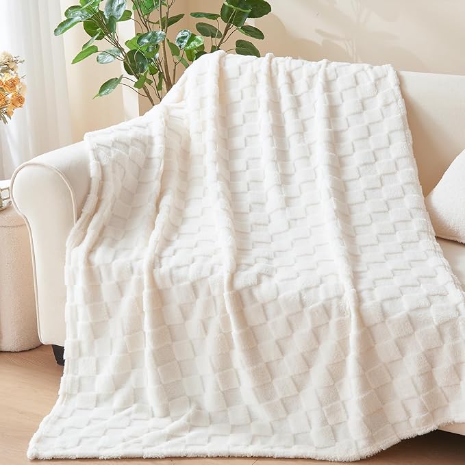 NEWCOSPLAY 3D Checkered Flannel Throw Blanket, Ivory Checkered, 50"x70" | Super Soft Cute Lightweight Decorative Premium Silky Fleece Blanket for Couch Sofa Bed, Gift for Women Men, All Season Use