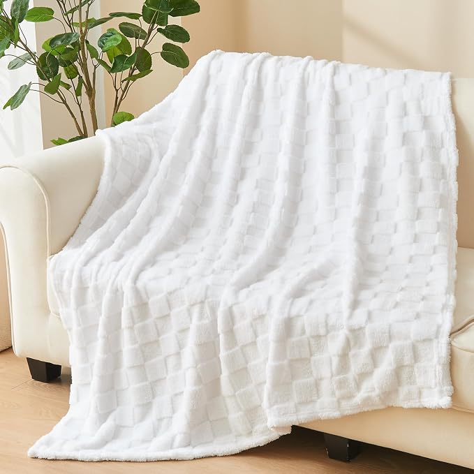 NEWCOSPLAY 3D Checkered Flannel King Blanket, White Checkered, 90"x110" | Super Soft Cute Lightweight Decorative Premium Silky Fleece Blanket for Couch Sofa Bed, Gift for Women Men, All Season Use