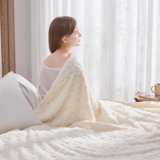 NEWCOSPLAY 3D Heart Checkered Flannel Queen Blanket, Ivory Heart, 90"x90" | Super Soft Cute Lightweight Decorative Premium Silky Fleece Blanket for Couch Sofa Bed, Gift for Women Men, All Season Use
