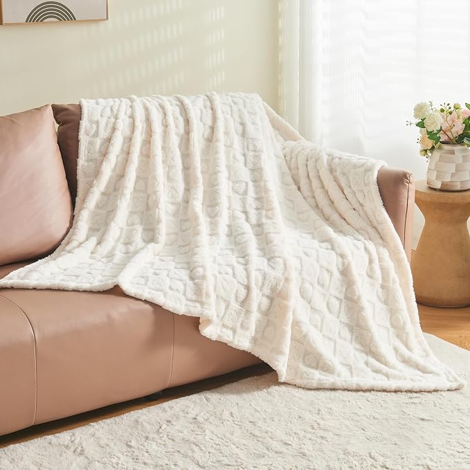 NEWCOSPLAY 3D Heart Checkered Flannel Throw Blanket, Ivory Heart, 50"x70" | Super Soft Cute Lightweight Decorative Premium Silky Fleece Blanket for Couch Sofa Bed, Gift for Women Men, All Season Use