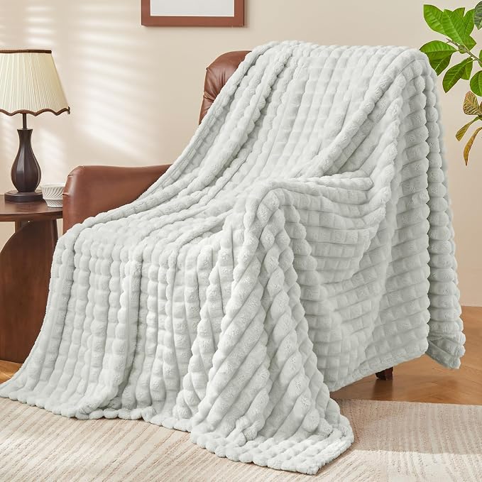 BEDELITE Light Grey Checked Fleece Twin Throw Blanket for Bed, 60x80 Inch | Soft Warm Fuzzy Fluffy Blanket for Couch Sofa, Lightweight Plush Cozy Throws for Home Room Decor, Gift for Women, All Season