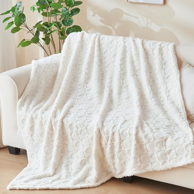 NEWCOSPLAY 3D Heart Checkered Flannel Queen Blanket, Off White, 90"x90" | Super Soft Cute Lightweight Decorative Premium Silky Fleece Blanket for Couch Sofa Bed, Gift for Women Men, All Season Use