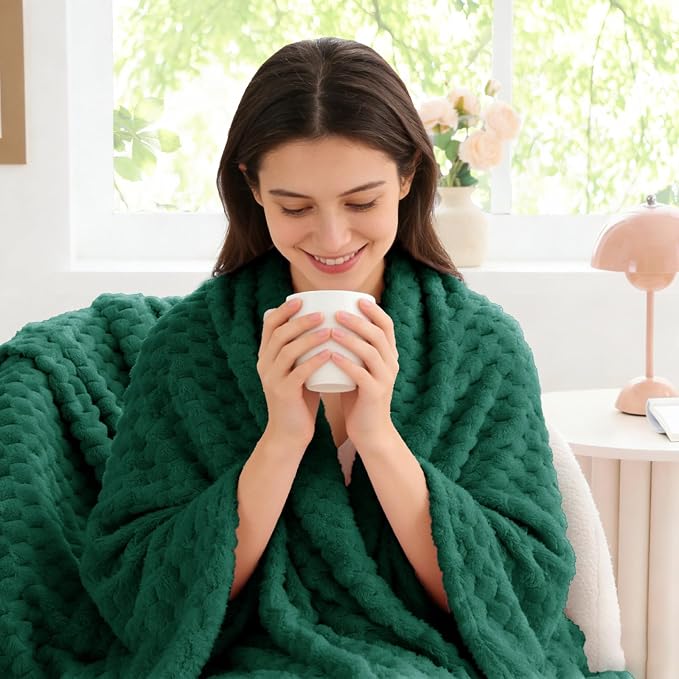 BEDELITE Dark Green Throw Blanket for Couch, Soft Gifts for Women, 50 * 60 | 3D Jacquard Decorative Fleece Blanket, Super Soft Plush Throws, Cute Birthday Gift for Women & Men, Suitable for All Seasons