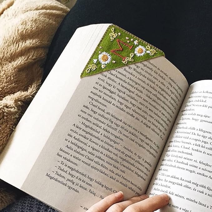 MOTEERLLU Personalized Hand Embroidered Corner Bookmark,Felt Triangle Page Stitched Handmade Bookmark,Unique Cute Flower Letter Embroidery Bookmarks Accessories for Book Lovers(Summer-z)