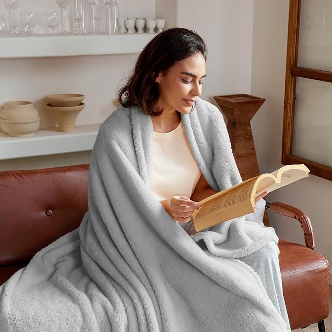 Exclusivo Mezcla Soft Plush Fleece King Size Blankets for Bed Living Room | Lightweight Fuzzy Fluffy Large Blanket for All Seasons, Cozy Velvet for Women Men, Machine Washable, 90"x104", Light Grey