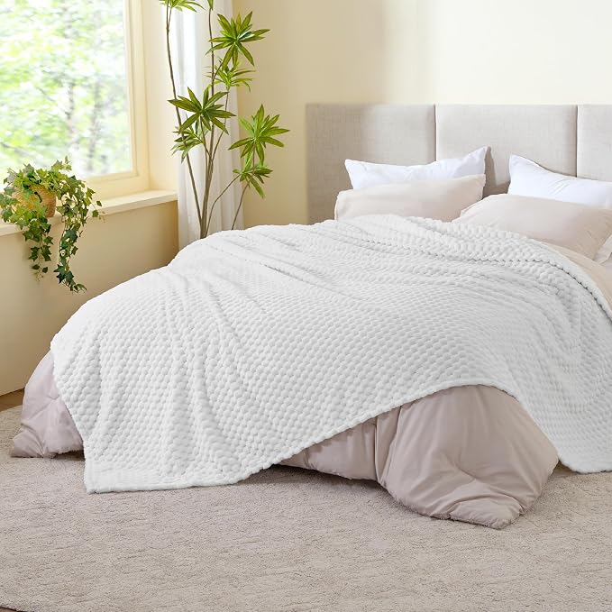 BEDELITE White King Blanket for Bed, Soft Cozy Gifts for Women, 108 * 90 | 3D Jacquard Decorative Fleece Blanket, Super Soft Plush Throws, Cute Birthday Gift for Women & Men, Suitable for All Seasons