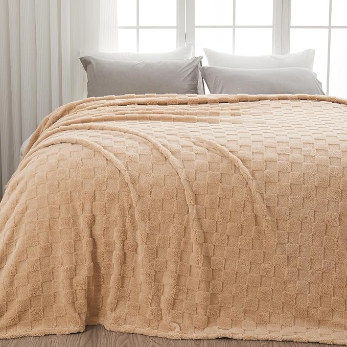 NEWCOSPLAY 3D Checkered Flannel King Blanket, Brown Checkered, 90"x110" | Super Soft Cute Lightweight Decorative Premium Silky Fleece Blanket for Couch Sofa Bed, Gift for Women Men, All Season Use