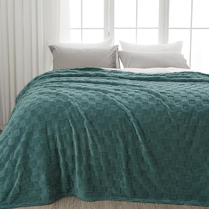 NEWCOSPLAY 3D Checkered Flannel King Blanket, Light Teal, 90"x110" | Super Soft Cute Lightweight Decorative Premium Silky Fleece Blanket for Couch Sofa Bed, Gift for Women Men, All Season Use