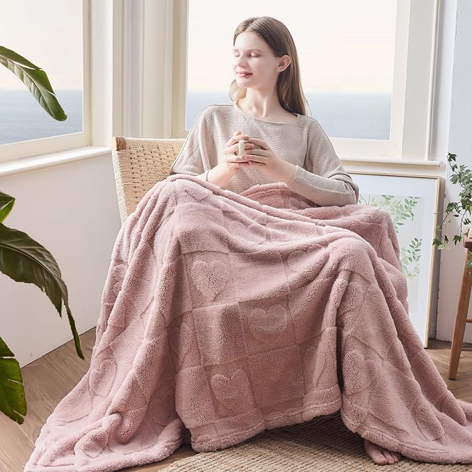 NEWCOSPLAY 3D Heart Checkered Flannel King Blanket, Pink Love, 90"x110" | Super Soft Cute Lightweight Decorative Premium Silky Fleece Blanket for Couch Sofa Bed, Gift for Women Men, All Season Use