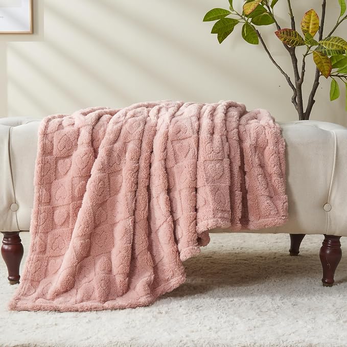 NEWCOSPLAY 3D Heart Checkered Flannel Throw Blanket, Pink Heart, 50"x70" | Super Soft Cute Lightweight Decorative Premium Silky Fleece Blanket for Couch Sofa Bed, Gift for Women Men, All Season Use