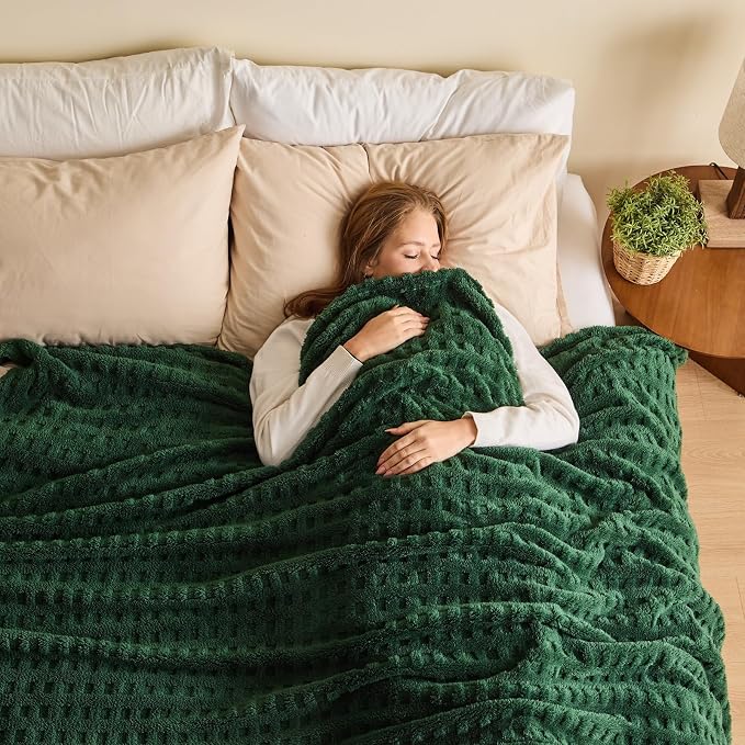NEWCOSPLAY 3D Waffle Checkered Flannel King Blanket, Dark Green, 90"x110" | Super Soft Cute Lightweight Decorative Premium Silky Fleece Blanket for Couch Sofa Bed, Gift for Women Men, All Season Use