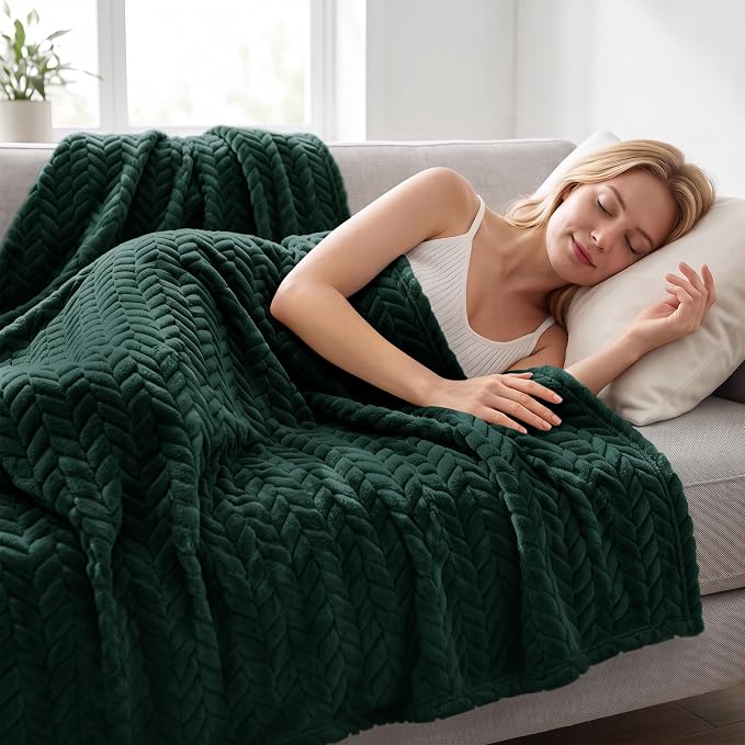 Exclusivo Mezcla Soft Fleece Bed Blanket King Size, 90”x104”, Forest Green | Cozy Fluffy Lightweight Blankets for Summer, Decorative Plush Flannel Throws for Living room, Bedroom with Leaves Pattern