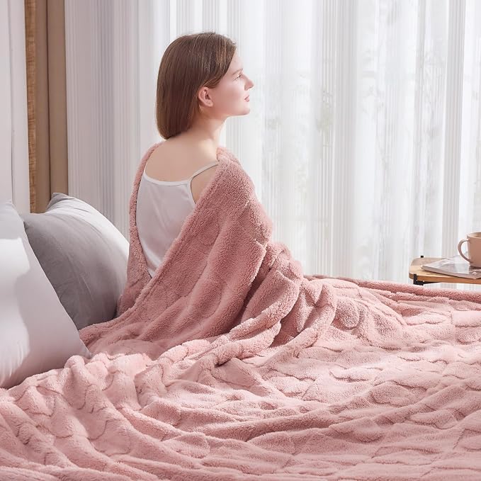NEWCOSPLAY 3D Heart Checkered Flannel King Blanket, Pink Love, 90"x110" | Super Soft Cute Lightweight Decorative Premium Silky Fleece Blanket for Couch Sofa Bed, Gift for Women Men, All Season Use
