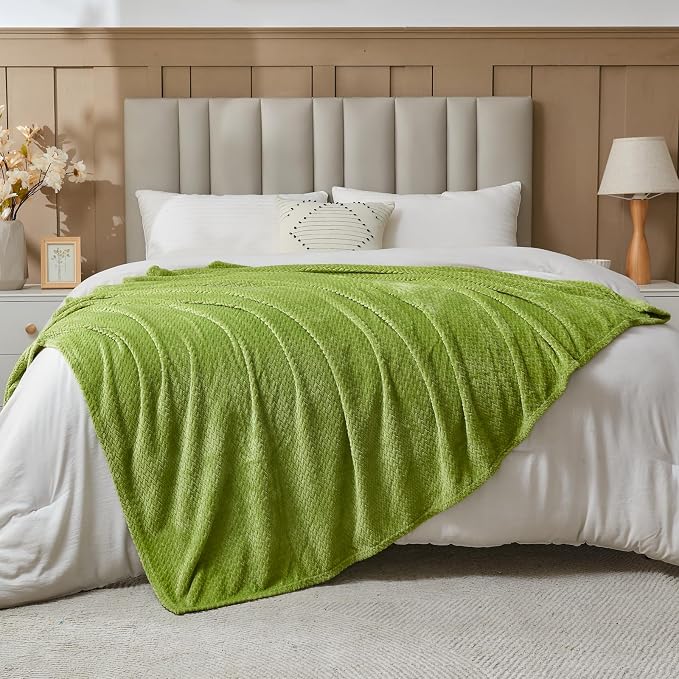 NEWCOSPLAY Fleece Leaves Pattern Queen Blanket, Green, 90"x90" | Super Soft Throw Blanket, Lightweight Cozy Bed Sofa Blanket, Premium Silky Flannel Fleece, Travel Blanket for All Season Use