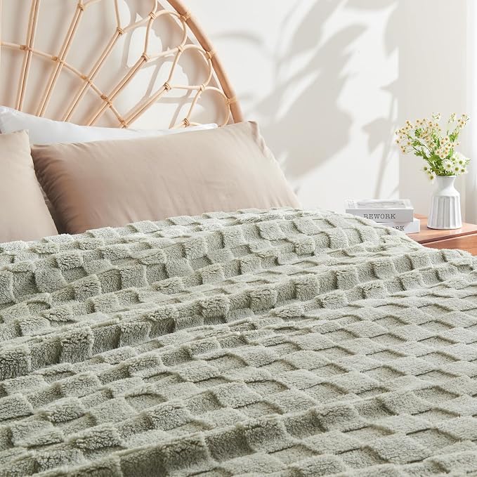 NEWCOSPLAY 3D Checkered Flannel King Blanket, Sage Green, 90"x110" | Super Soft Cute Lightweight Decorative Premium Silky Fleece Blanket for Couch Sofa Bed, Gift for Women Men, All Season Use