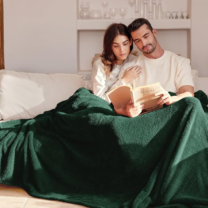 Exclusivo Mezcla Soft Plush Fleece Queen Size Blankets for Bed Living Room | Lightweight Fuzzy Fluffy Large Blanket for All Seasons, Cozy Velvet for Women Men, Machine Washable, 90"x90", Forest Green