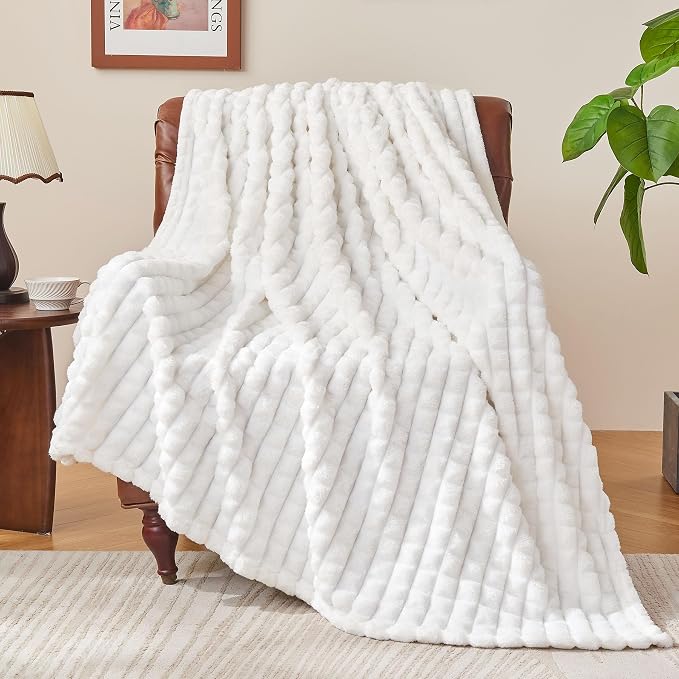BEDELITE 3D Checked White Fleece Twin Throw Blanket for Bed, 60x80 Inch | Soft Warm Fuzzy Fluffy Blanket for Couch Sofa, Lightweight Plush Cozy Throws for Home Room Decor, Gift for Women, All Season